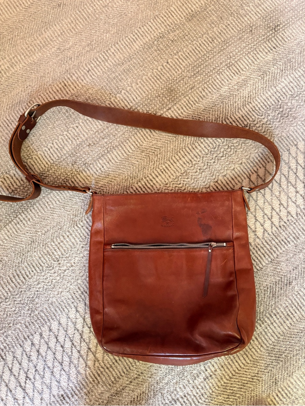 Classic Il Bisonte Brown Leather Crossbody Bag with Front Zip Pocket